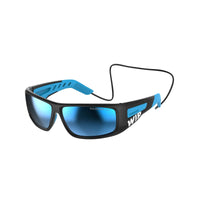 Lunettes GUST EVO POLARIZED Junior avec monture noire et bleue, verres polarisés pour une protection optimale sur l'eau.