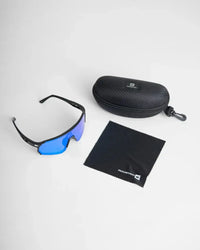 Lunettes polarisées avec verres à effet miroir, étui de protection et chiffon de nettoyage.