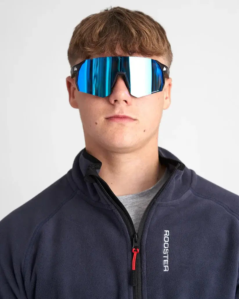 Homme portant des lunettes polarisées avec verres miroir, offrant une protection optimale contre l'éblouissement.