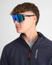 Lunettes polarisées avec verres miroir et forme enveloppante sur un modèle masculin.