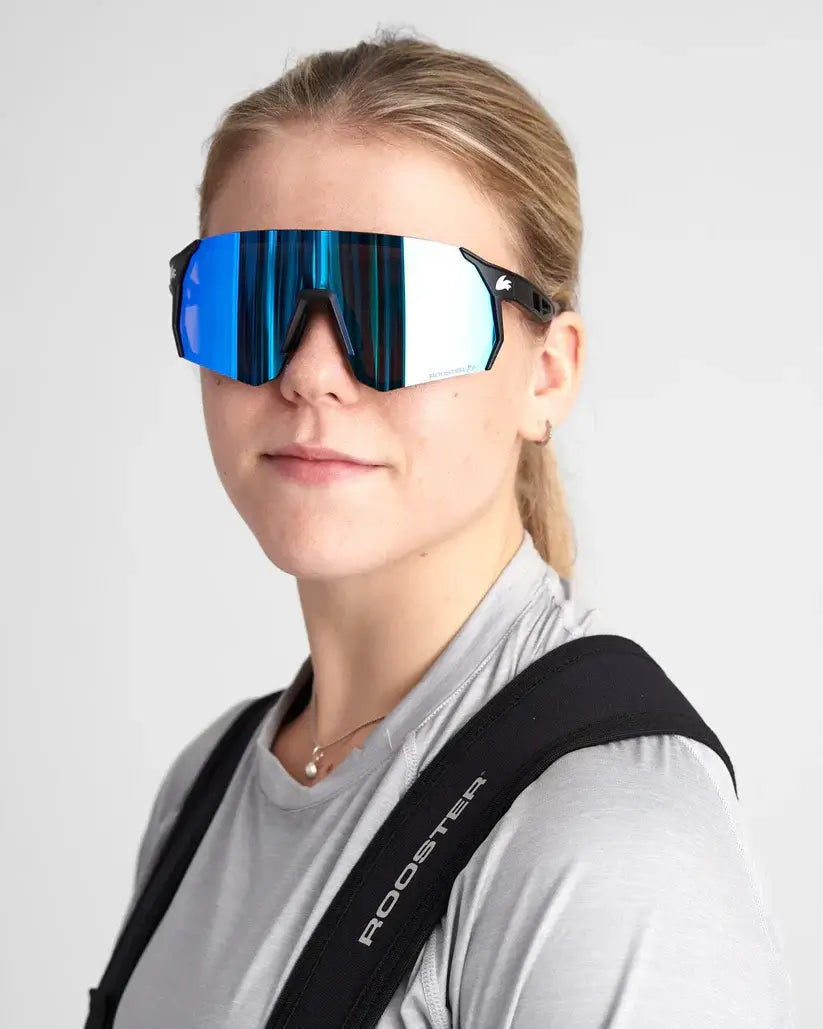 Lunettes polarisées avec verres miroir offrant protection UVA/UVB et champ de vision large.