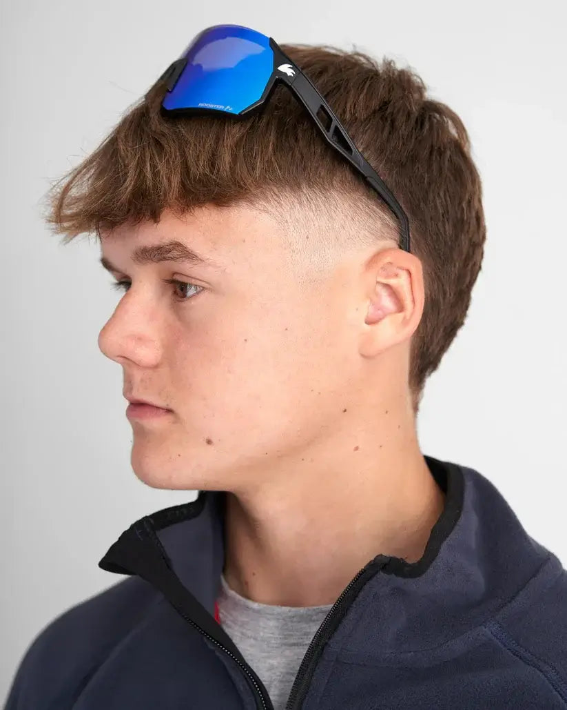 Lunettes polarisées sur un modèle, offrant un champ de vision large et une protection optimale contre l’éblouissement.