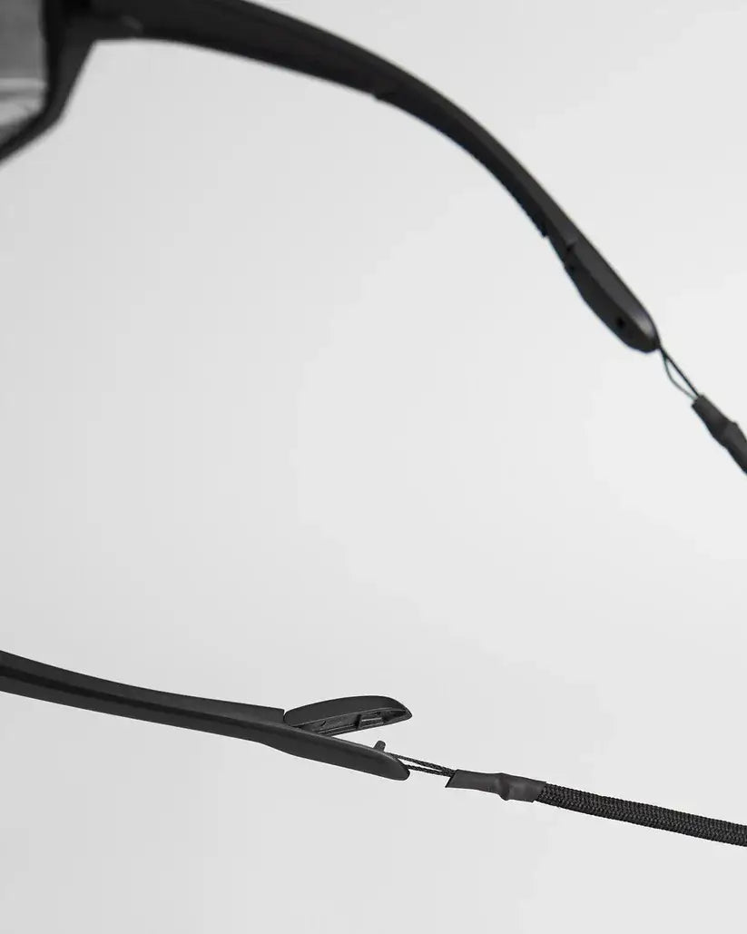 Détails des lunettes sport polarisées avec monture TR90 robuste et système de suspension.