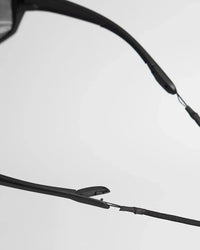 Détails des lunettes sport polarisées avec monture TR90 robuste et système de suspension.
