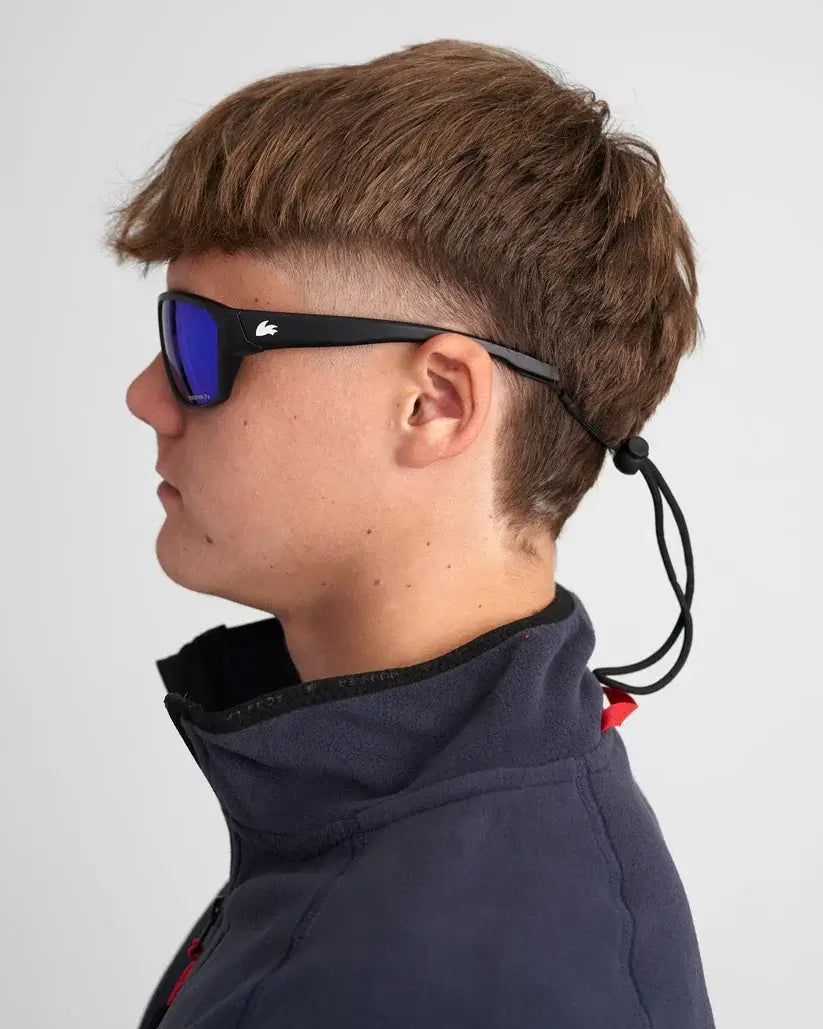 Lunettes sport polarisées portées par un jeune homme montrant le profil avec une monture noire et verres miroités.