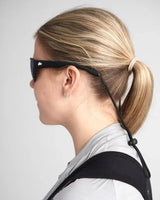 Femme portant des lunettes sport polarisées avec une monture TR90 robuste et un design élégant.