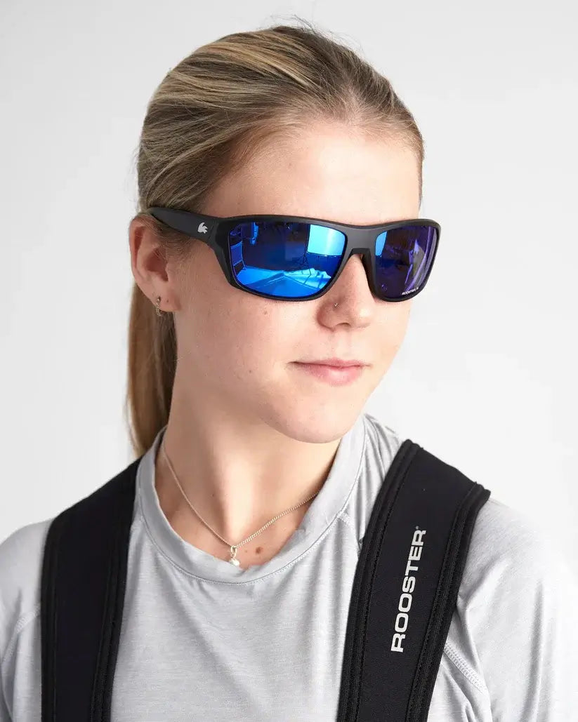 Lunettes sport polarisées avec monture robuste et verres bleus, offrant protection UVA/UVB totale.