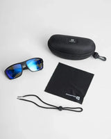 Lunettes sport polarisées avec étui, chiffon de nettoyage et cordon, design polyvalent et protections contre les UV.