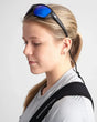 Lunettes sport polarisées portées par une femme, monture TR90 et verres polarisés réfléchissants.