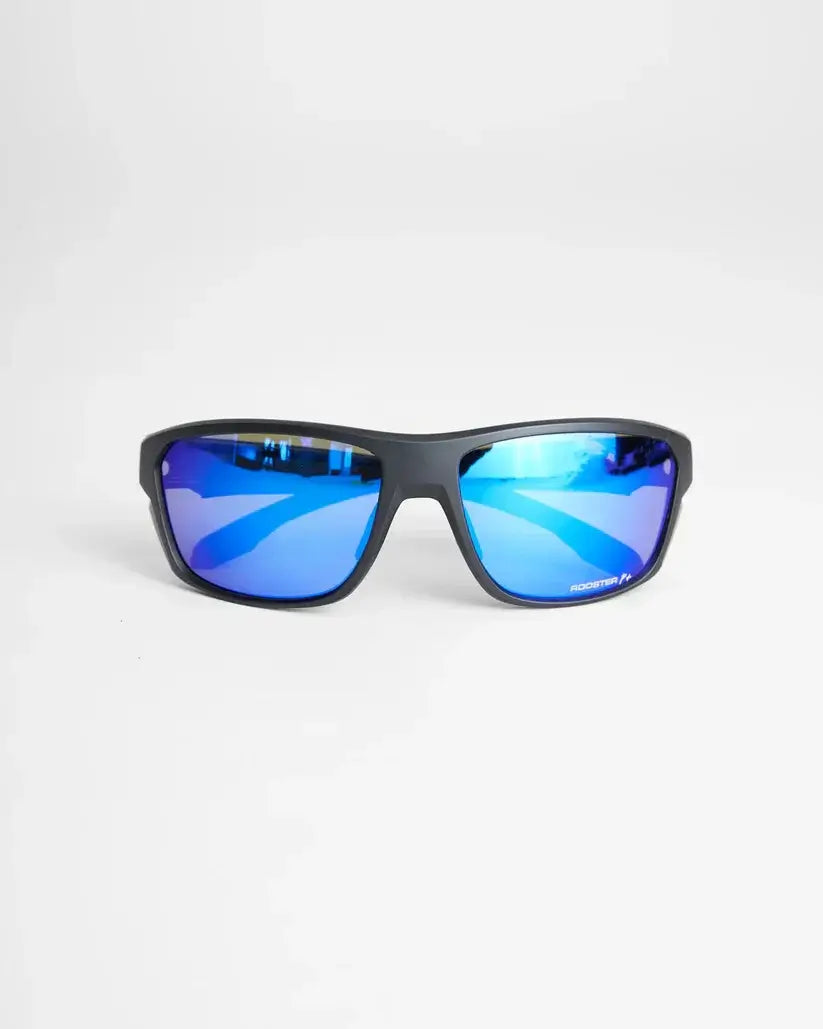Lunettes sport polarisées avec verres bleus et monture noire, offrant protection UVA/UVB.