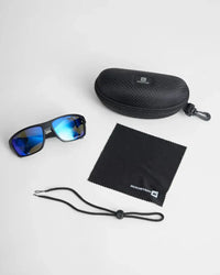 Lunettes sport polarisées avec étui, chiffon de nettoyage et cordon, design polyvalent et protections contre les UV.