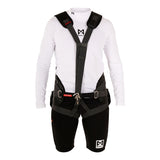 Harnais de trapèze Smart Harness sur un mannequin en tenue technique, offrant confort et maintien optimal.