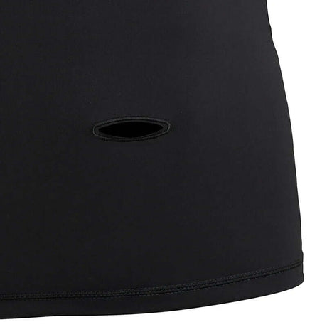 Overtop FLOW VORTEX RASHGUARD en tissu noir avec ouverture pour le passage du harnais.
