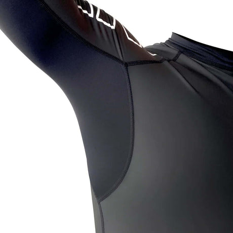 Détail du tissu des manches du Overtop LONG SLEEVE HYBRID, illustrant la protection et la flexibilité.