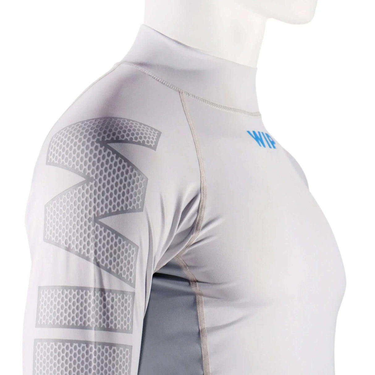 Overtop LONG SLEEVE RASHGUARD GREY vue latérale du tissu ultra-résistant et confortable en polyamide spandex.