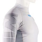 Overtop LONG SLEEVE RASHGUARD GREY vue latérale du tissu ultra-résistant et confortable en polyamide spandex.