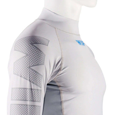 Overtop LONG SLEEVE RASHGUARD GREY vue latérale du tissu ultra-résistant et confortable en polyamide spandex.