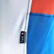 Détail du Overtop RACE TANK TOP montrant les coutures et l'étiquette de marque sur la manche.