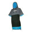 Poncho en éponge adulte en microfibre avec capuche et ouvertures latérales pour un séchage rapide.