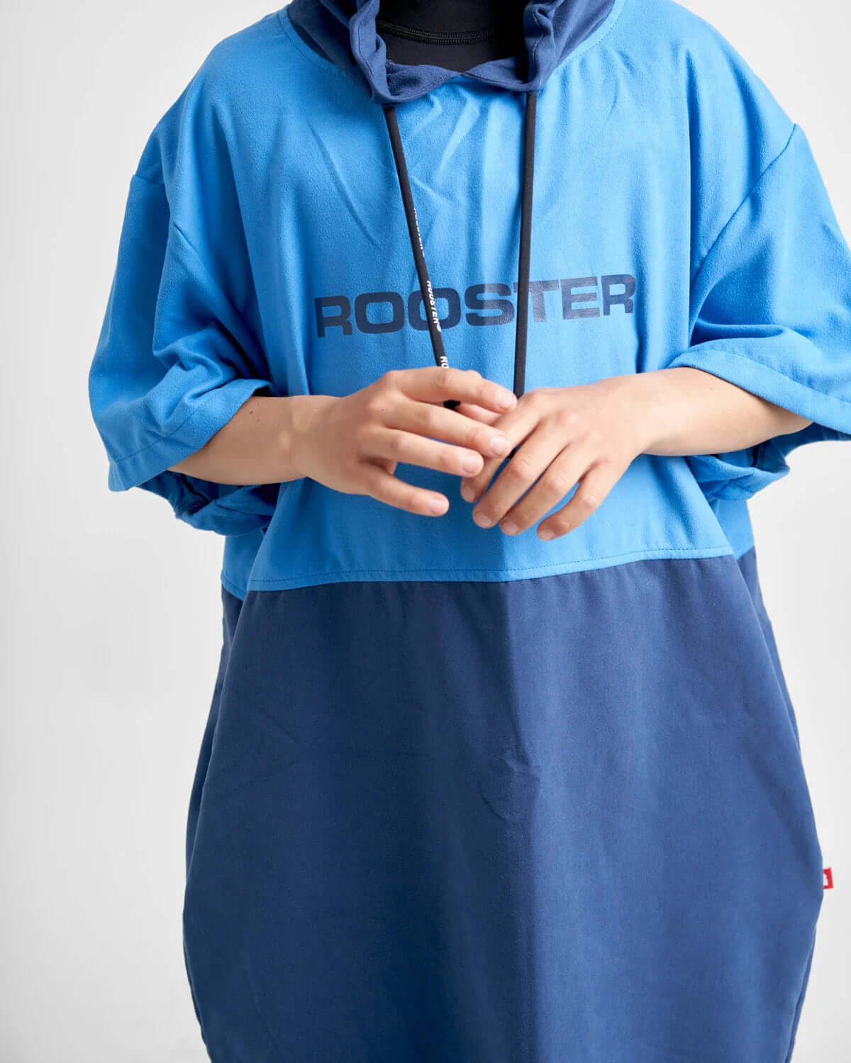 Poncho Junior microfibres, poncho léger en microfibre, conçu pour sécher rapidement après les activités nautiques.