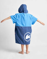 Poncho Junior microfibres porté par un enfant, vue arrière, couleur bleu et bleu marine, conçu pour le confort après les activités nautiques.