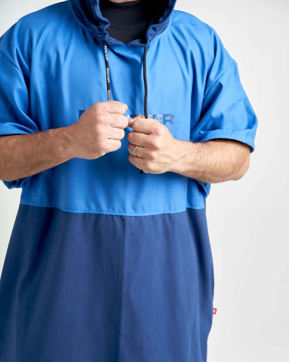 Poncho microfibres en polyester avec capuche, idéal après des activités nautiques.