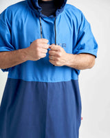 Poncho microfibres en polyester avec capuche, idéal après des activités nautiques.