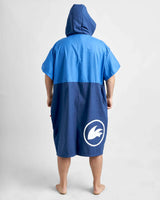 Poncho microfibres avec capuche vue arrière, conçu pour un séchage rapide après les sports nautiques.