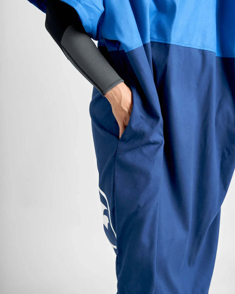 Détail du poncho microfibres avec poche, conçu pour les activités en plein air et sports nautiques.