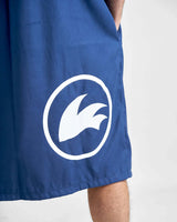 Détail du poncho microfibres avec logo, idéal pour les activités nautiques et le séchage rapide.