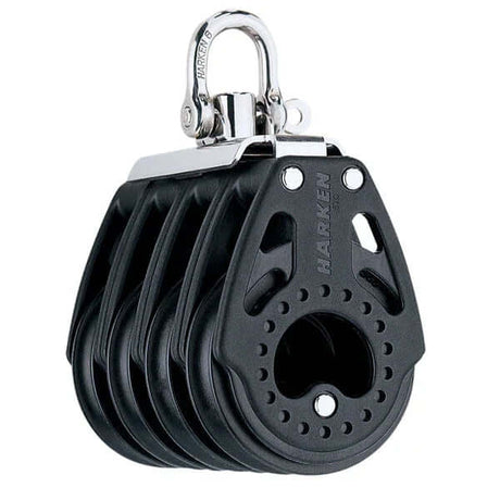 Poulie Carbo 57 mm quadruple, robuste et légère, conçue pour une manipulation fluide en conditions exigeantes.