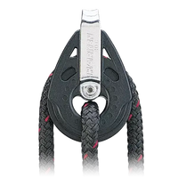 Poulie Carbo à anse 29 mm avec cordage noir, idéale pour des réglages sur voiliers modernes.