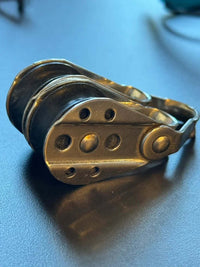 Poulie double 22 mm - occasion, vue d'un objet en métal en bon état de fonctionnement, détails des rouleaux visibles.
