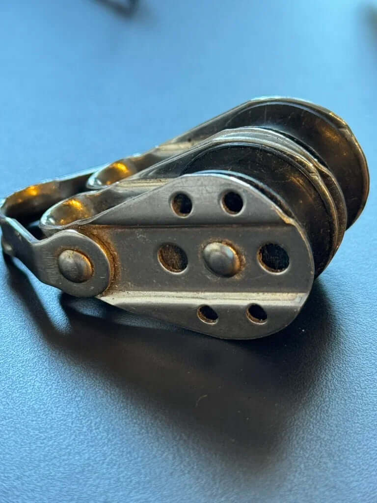 Poulie double 22 mm - occasion, en bon état de fonctionnement, image de la poulie métallique.