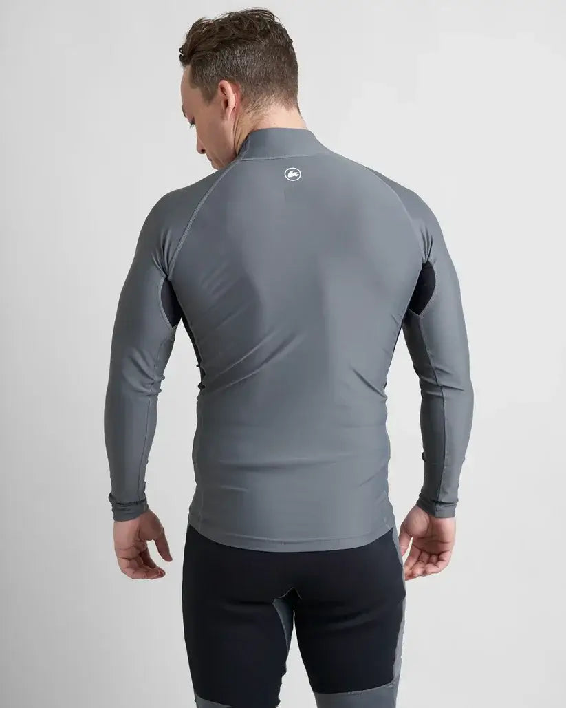 Rash Top-Long Sleeved gris avec manches longues, conçu pour la protection solaire et les sports nautiques.