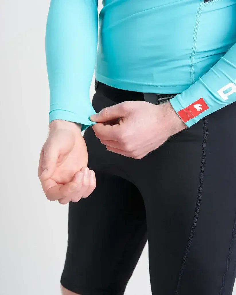Rash Top-Long Sleeved porté par un mannequin, mettant en avant les détails de la manche et de l'ajustement.