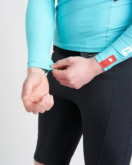 Rash Top-Long Sleeved porté par un mannequin, mettant en avant les détails de la manche et de l'ajustement.