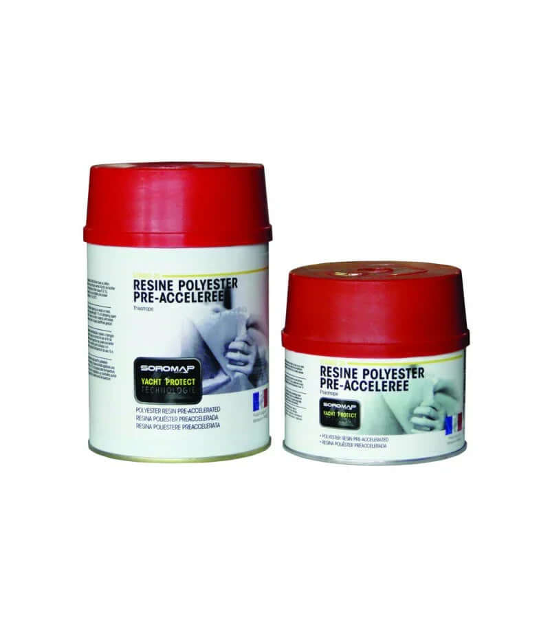 Image de deux pots de résine polyester pré-accélérée, utilisés pour le renforcement de matériaux.