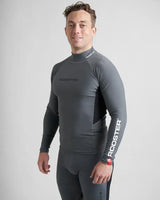 Rash Top-Long Sleeved en lycra spandex, conçu pour protection UV, porté par un modèle masculin.