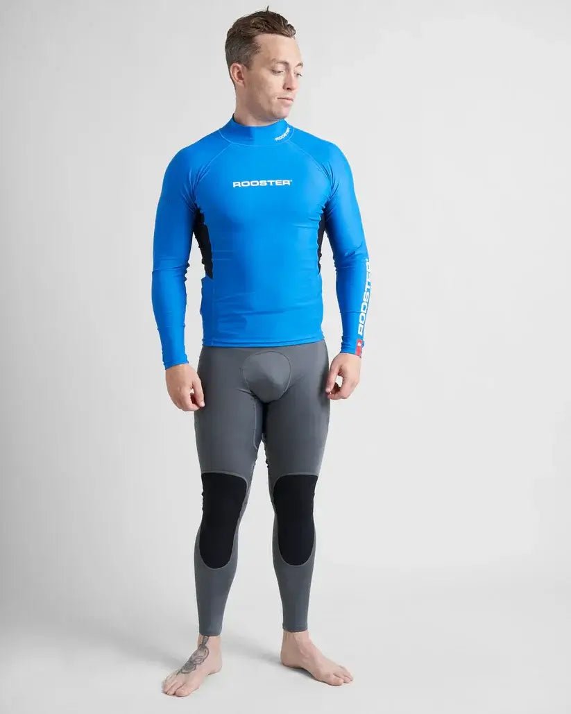 Homme portant un Rash Top-Long Sleeved Rooster en lycra spandex, protection UV50+, idéal pour le sport nautique.