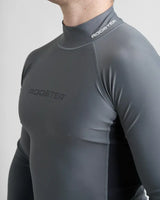 Rash Top-Long Sleeved de Rooster en lycra spandex, conçu pour protection anti-UV et activités nautiques.