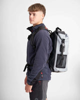 Sac à dos imperméable 35L porté par un homme en pull, présentant son design robuste et fonctionnel.