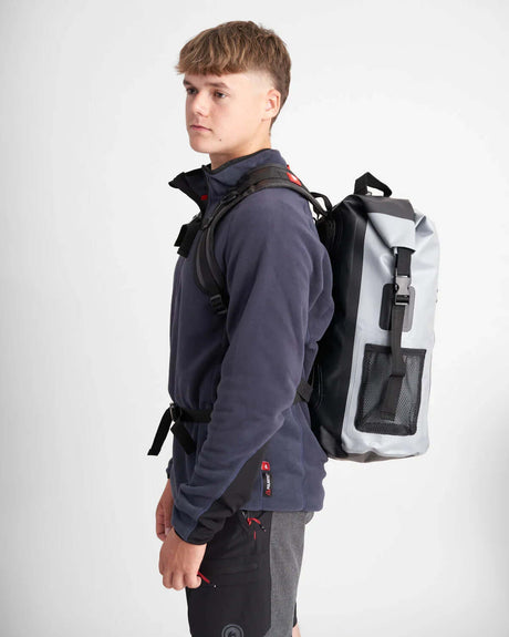 Sac à dos imperméable 35L porté par un homme en pull, présentant son design robuste et fonctionnel.