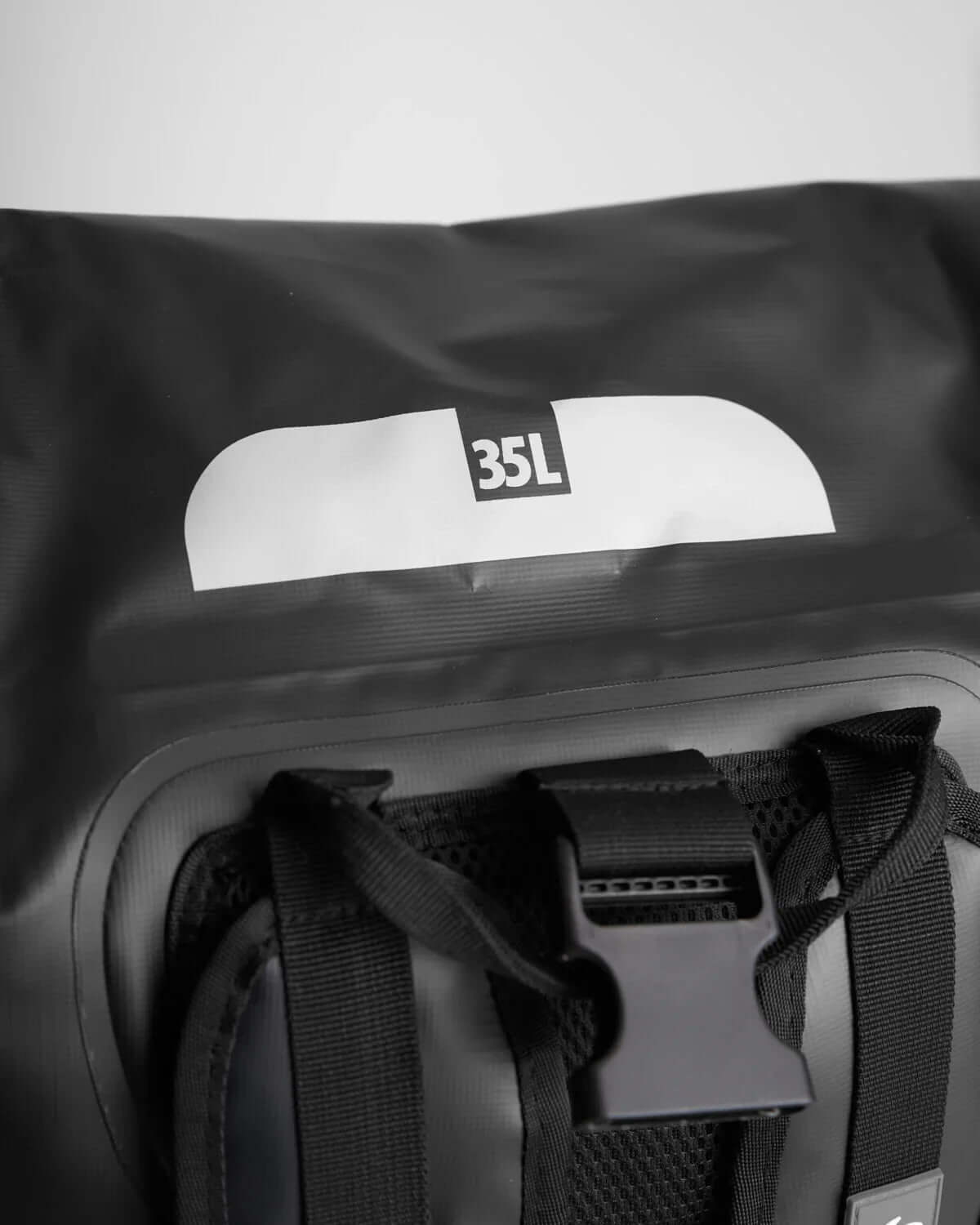 Sac à dos imperméable 35L avec design technique et compartiment principal robuste.