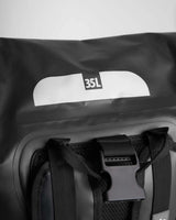 Sac à dos imperméable 35L avec design technique et compartiment principal robuste.