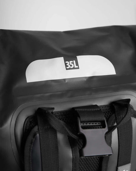 Sac à dos imperméable 35L avec design technique et compartiment principal robuste.