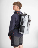 Sac à dos imperméable 35L de Rooster porté par un homme, conçu pour résister aux intempéries.