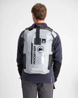 Sac à dos imperméable 35L Rooster porté par un homme, caractérisé par une conception robuste et étanche.