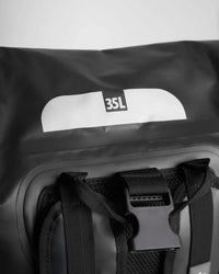 Sac à dos imperméable 35L avec design technique et compartiment principal robuste.