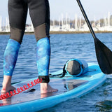 Homme sur paddle avec un sac étanche 10L sur la planche, algues et marina en arrière-plan.